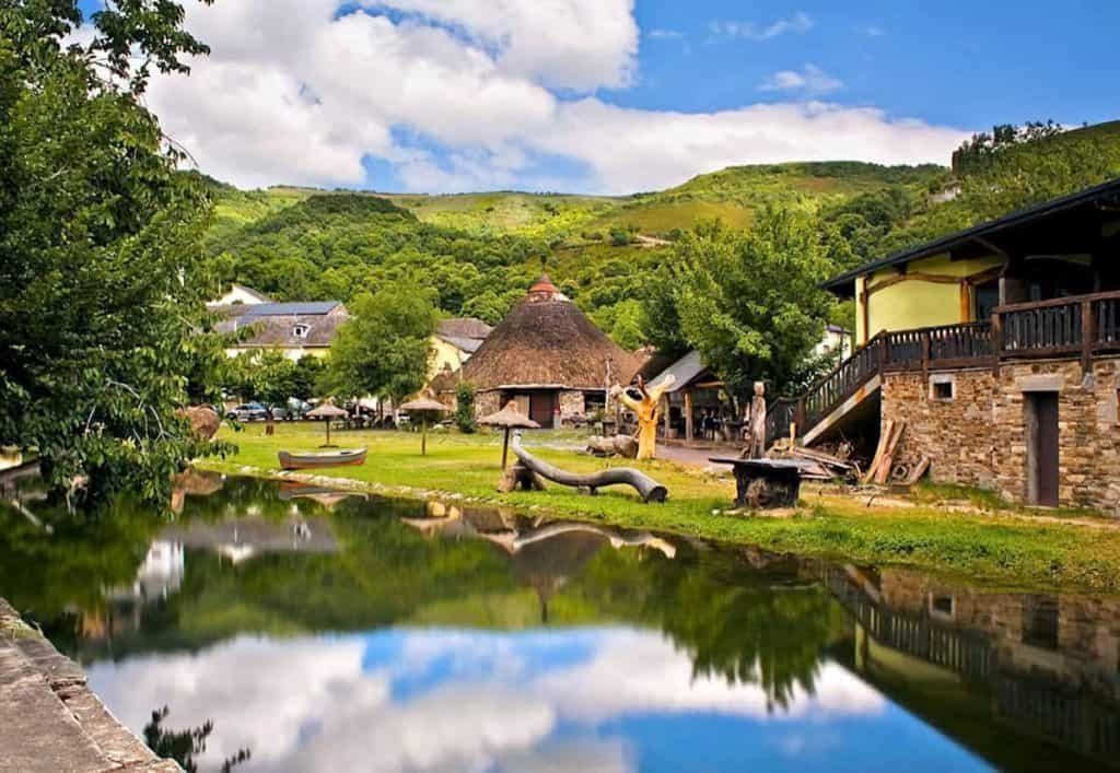 Pallozas tradicionales en Balboa, arquitectura prehistórica en Los Ancares, León - 5 pueblos bonitos de León