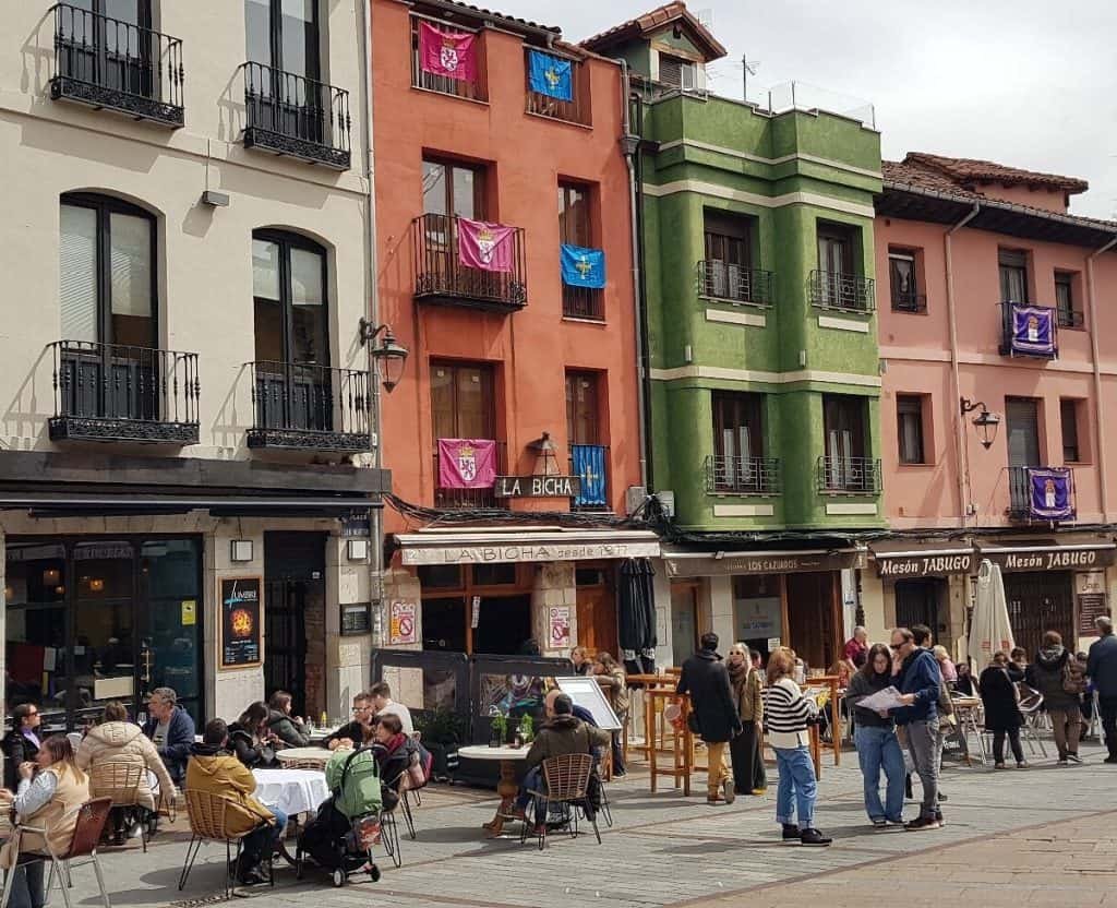 Ambiente típico del Barrio Húmedo de León con terrazas y tapas tradicionales - lugares que ver en León