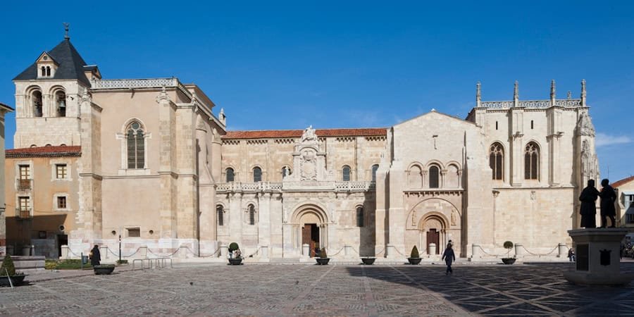 Fachada románica de la Basílica de San Isidoro de León, entrada al Panteón Real - sitios que ver en León