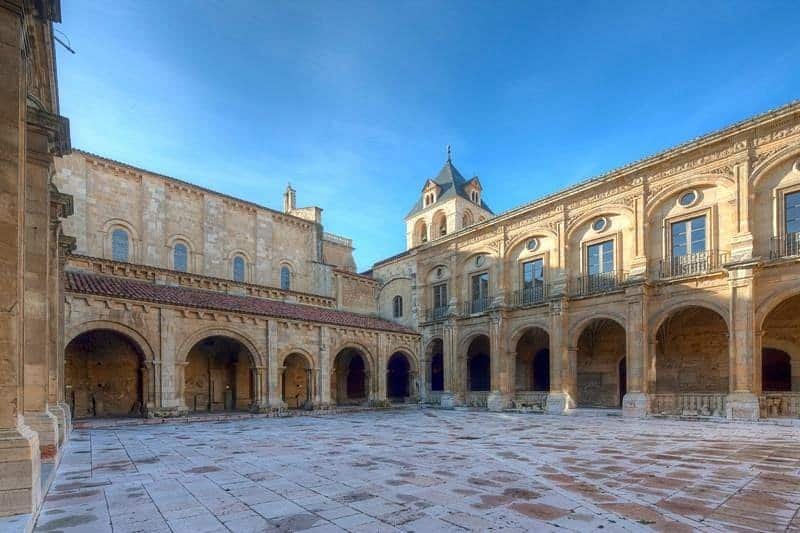 Interior de la Basílica de San Isidoro de León, uno de los mejores ejemplos del románico europeo - qué ver en León en un día.