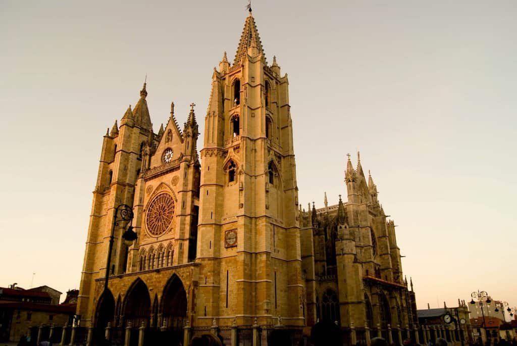 Fachada principal de la Catedral de León al atardecer, ejemplo del gótico francés en España - qué ver en León en un día.