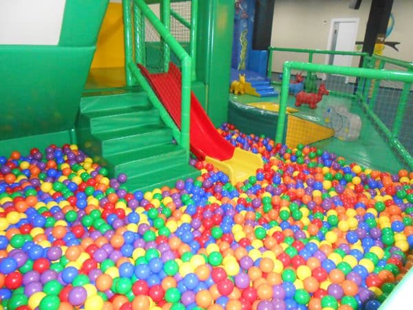 Piscina de bolas del centro de juegos infantiles Divernodia - planes con niós en León.