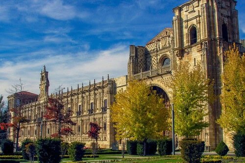 Fachada plateresca del Convento de San Marcos de León, actual Parador Nacional - lugares que ver en León