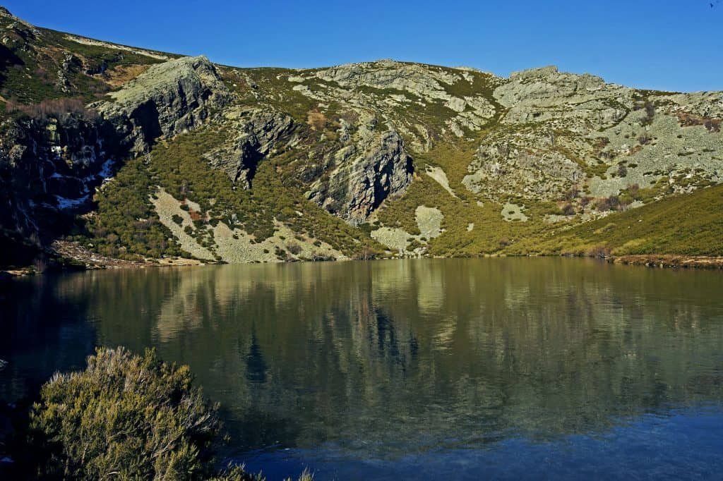 Lago glaciar de Truchillas en la sierra de La Cabrera, rodeado de montaña y senderos - pozas naturales en León