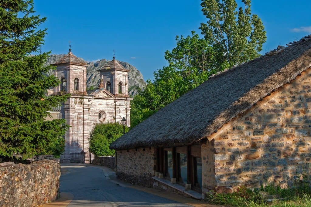 Iglesia de mármol rosa en Lois, la catedral de la montaña, provincia de León - 5 pueblos bonitos de León