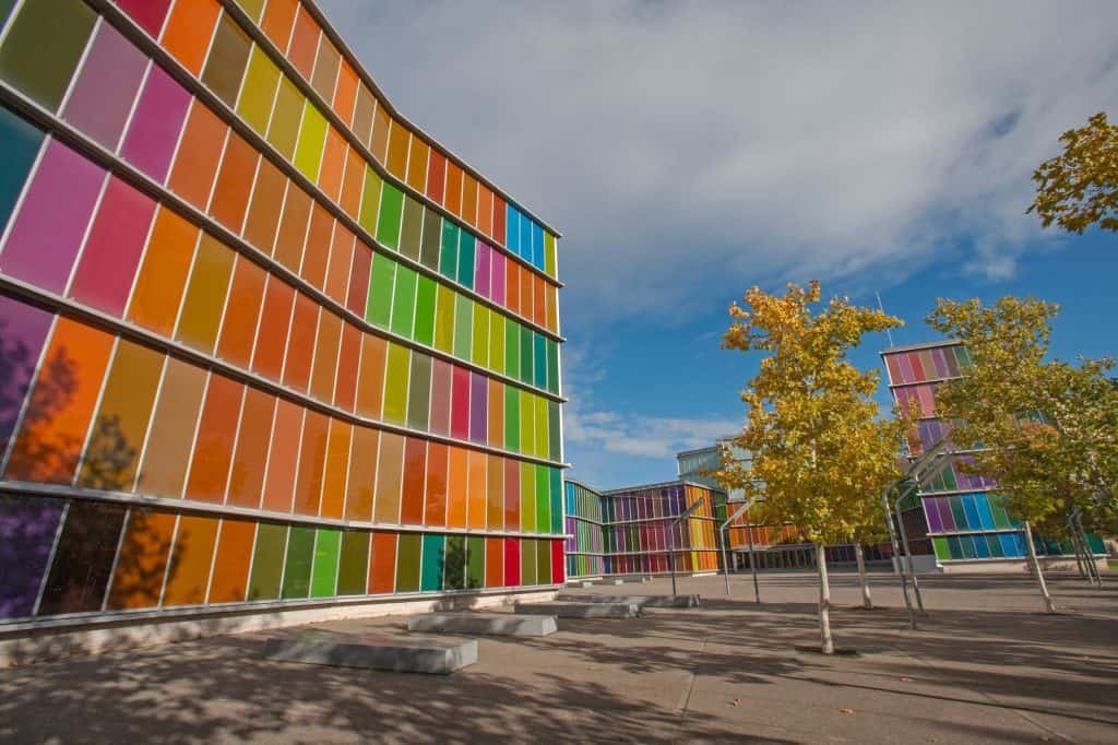 Exterior del MUSAC con su fachada colorida, museo con actividades creativas para niños en León.