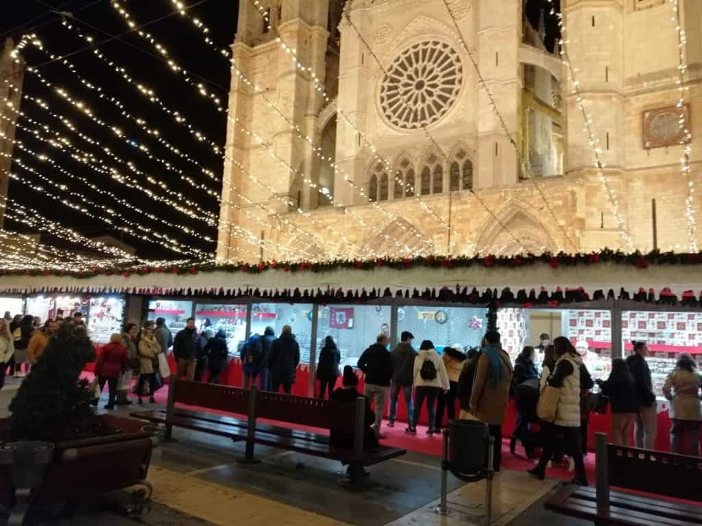 Mercado navideño y luces decorativas en el centro de León, plan perfecto con niños en diciembre.