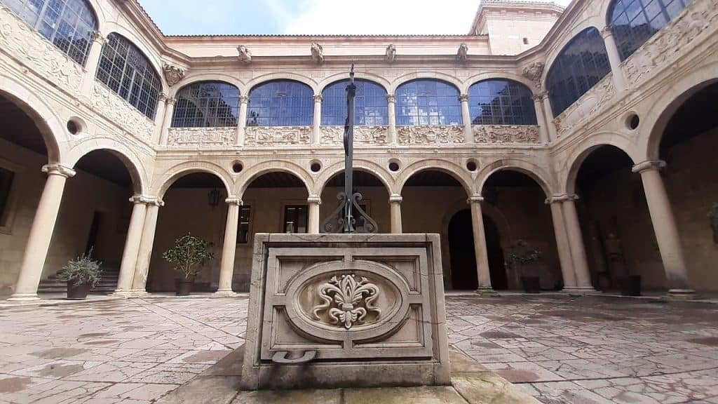 Palacio de los Guzmanes en León, edificio renacentista anexo a Casa Botines - sitios que ver en León