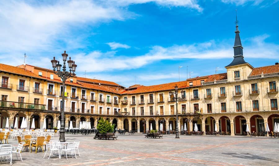 Plaza Mayor de León con soportales - qué ver en León en un día.