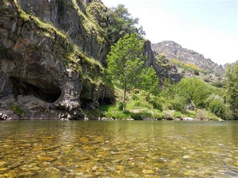 Poza natural bajo cascada en Nocedo de Curueño, León, entre rocas y vegetación - pozas naturales en León