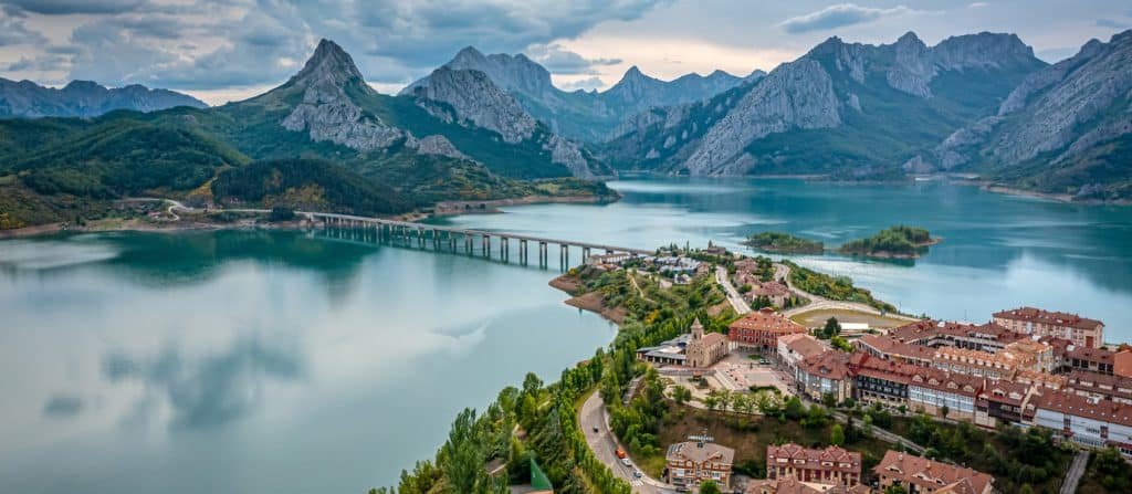 Vista del embalse de Riaño rodeado de montañas y reflejo en el agua, León - pueblos bonitos de León