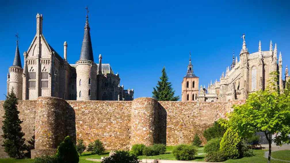 Restos de la muralla de Astorga - Camino de Santiago por León