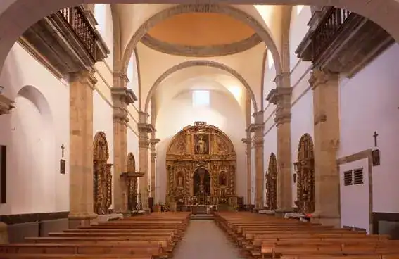Interior del Monasterio de San Andrés en Vega de Espinareda - qué ver en Vega de Espinareda