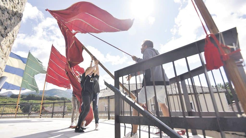 Izado de los célebres pendones de Puebla de Lillo - Ferias y romerías en León 2025