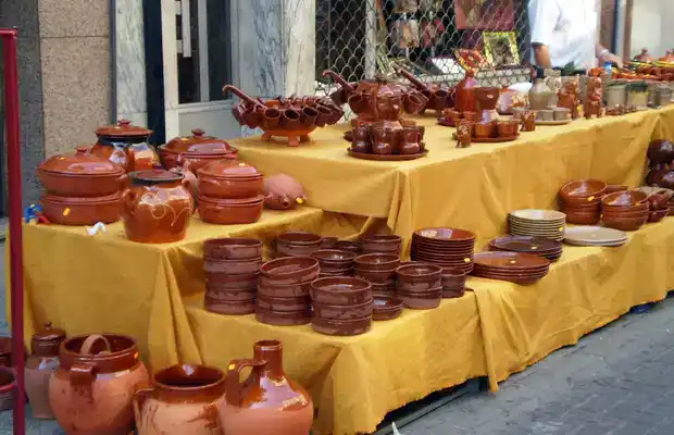Artículos alfareros en la feria de La Bañeza - ferias en León agosto 2025