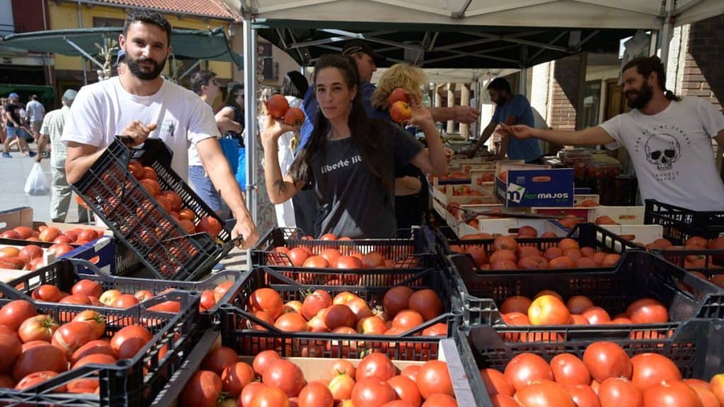 Agricultores ofreciendo lo mejor de la huerta mansillesa - ferias en León agosto 2025