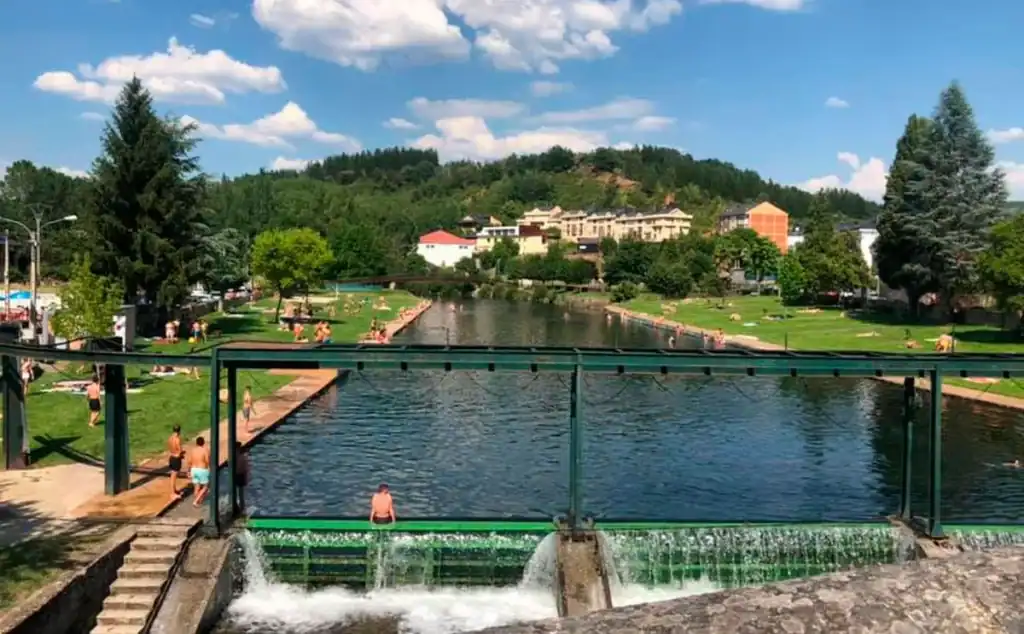Playa fluvial de Vega de Espinareda con bañistas y zonas de césped junto al río Cúa - qué ver en Vega de Espinareda