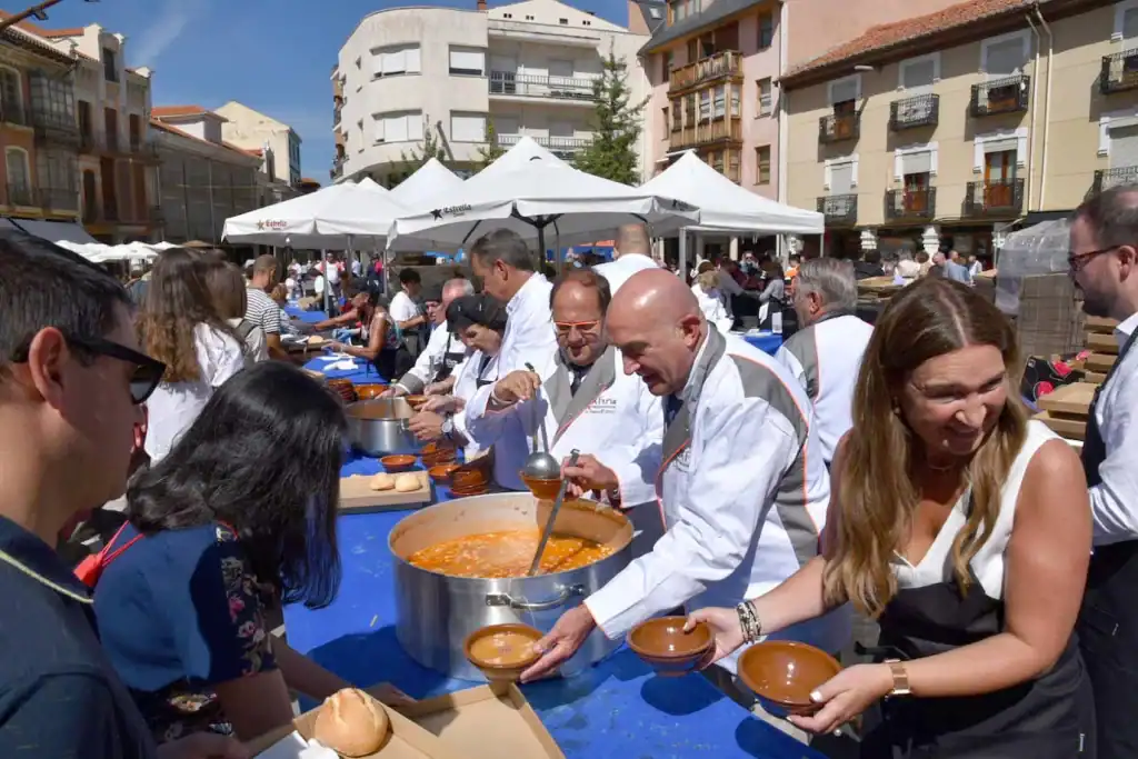 Tradicional reparto de raciones de alubias que no faltará en la Feria Agroalimentaria y Alubiada La Bañeza 25