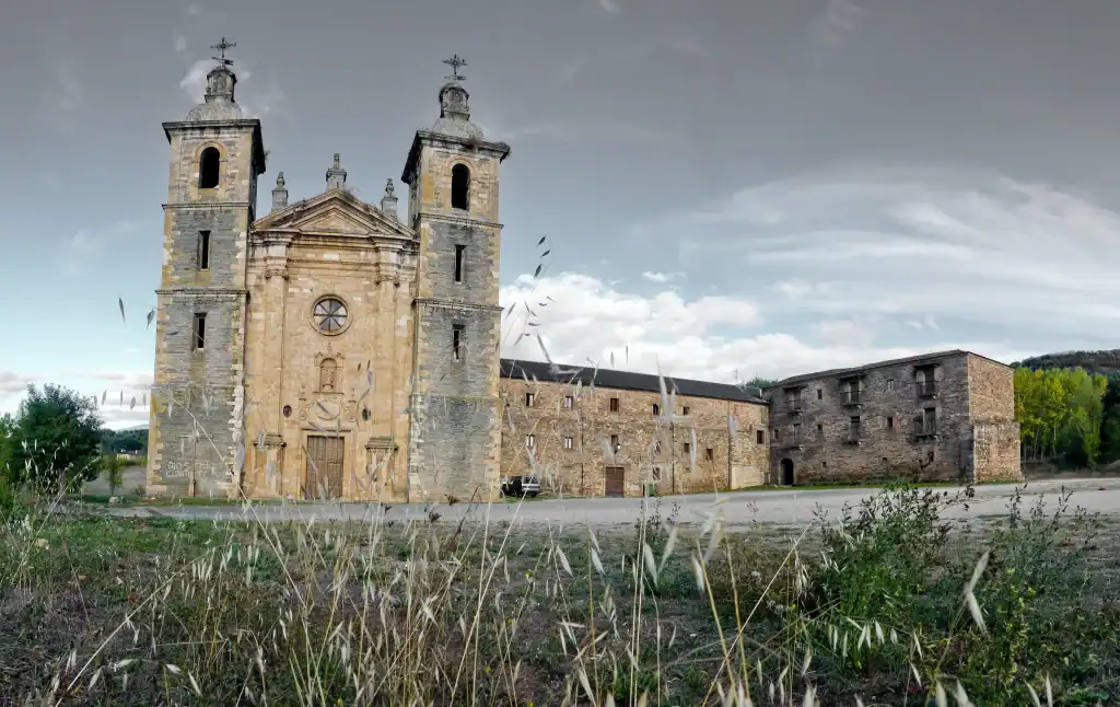 El Monasterio de San Andrés es el comienzo de la Ruta del Bosque Encantado en Vega de Espinareda