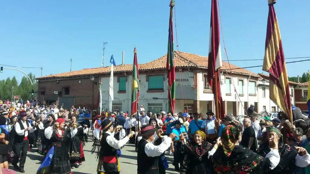 Pendones en la celebración de la Virgen de Gracia Mansilla de las Mulas