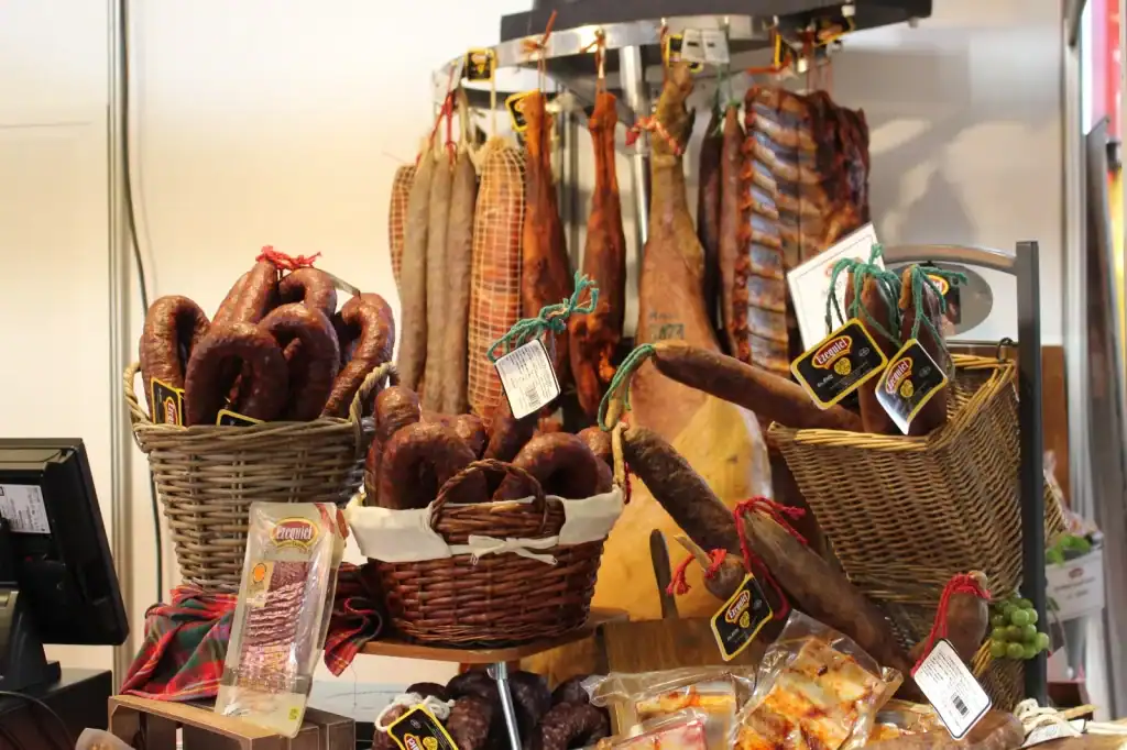 Embutido leonés en la feriaq de Productos de León - ferias en León octubre 2025