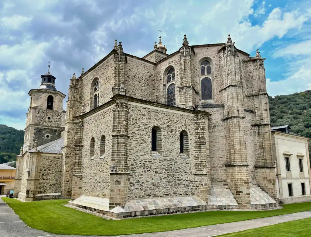Colegiata de Santa María de Cluny - qué ver en Villafranca del Bierzo